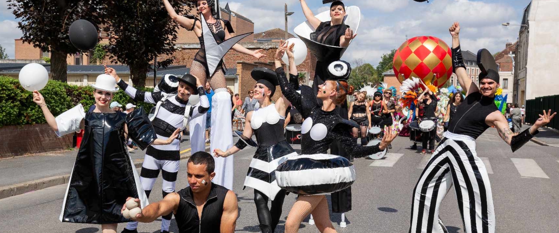 Plongez dans « Échec et Mat », une déambulation élégante inspirée du jeu d'échecs. Danseurs, acrobates et échassiers en noir et blanc pour vos événements.