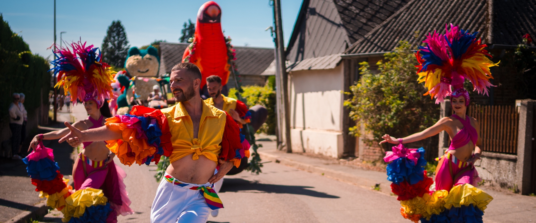 Découvrez Fiesta Latina, une déambulation festive aux couleurs du Brésil. Char perroquet, danseurs et acrobates pour une fête à ciel ouvert inoubliable.