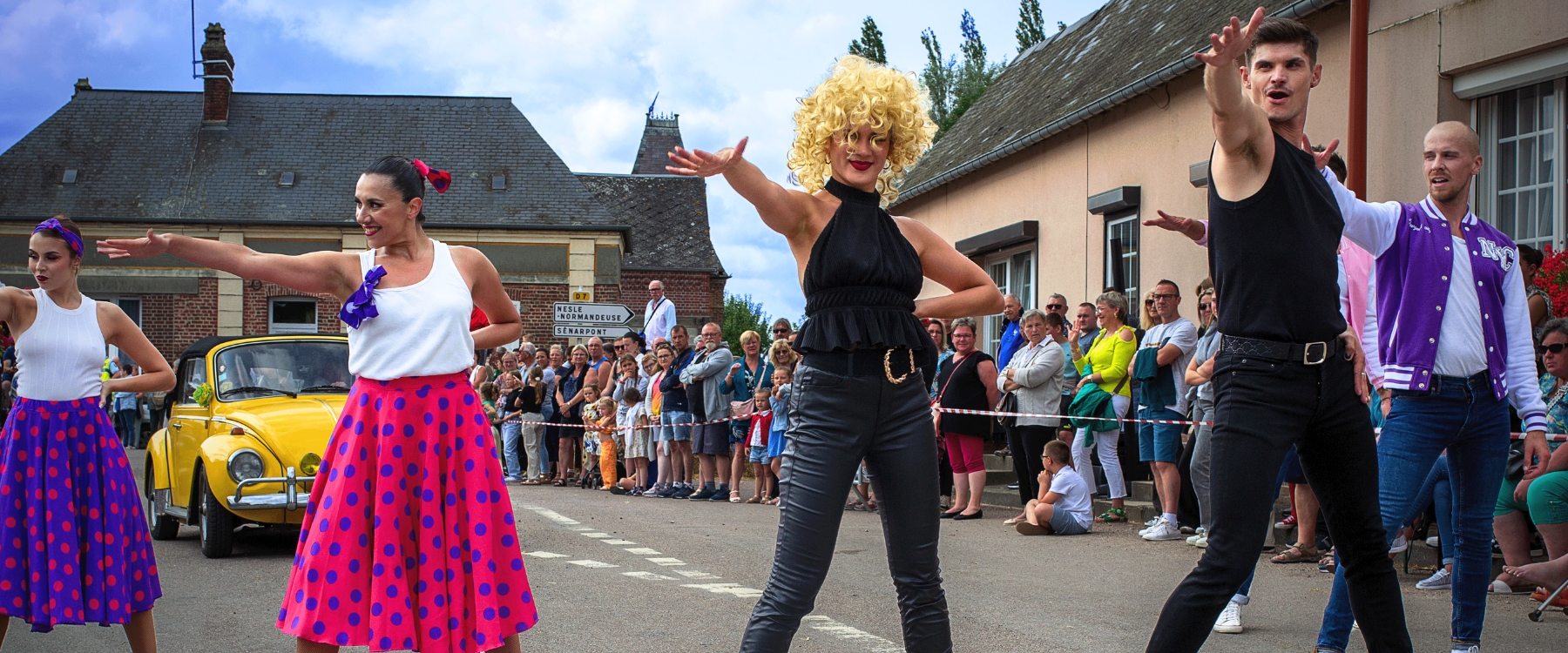 Grease : Plongez dans les années 50 avec cette déambulation rock'n'roll ! Danseurs, chorégraphies entraînantes et ambiance festive pour vos événements.