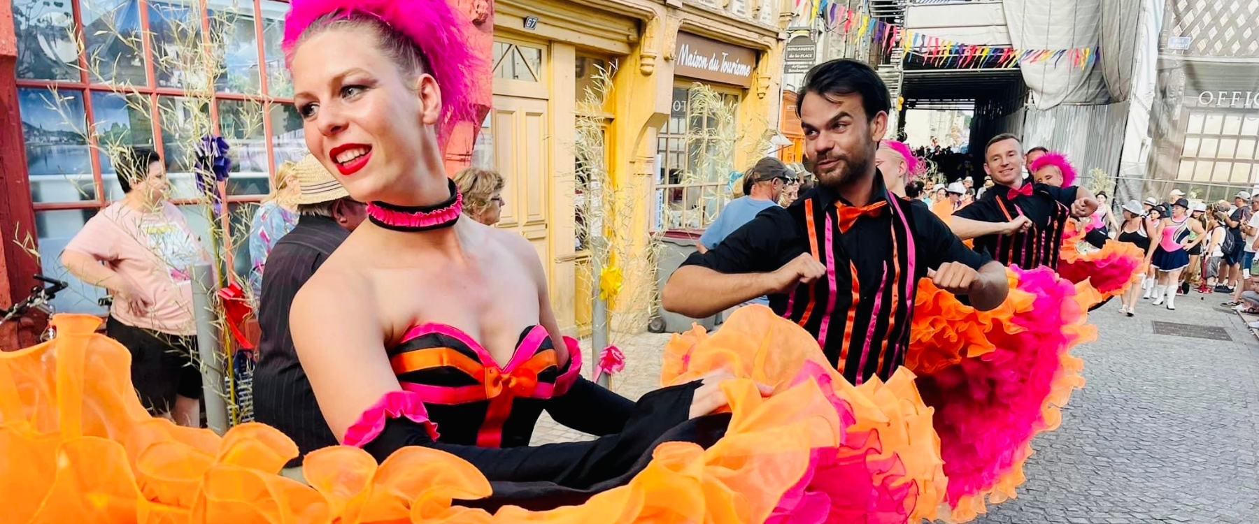 "Danseurs French Cancan en costume traditionnel pendant déambulation à Lille"
