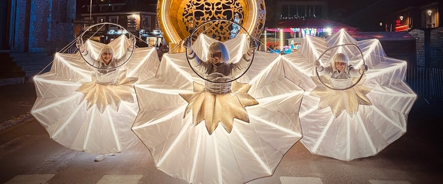 Une déambulation poétique et lumineuse en blanc. Danseuses aériennes en costumes origami pour une expérience magique et contemplative.