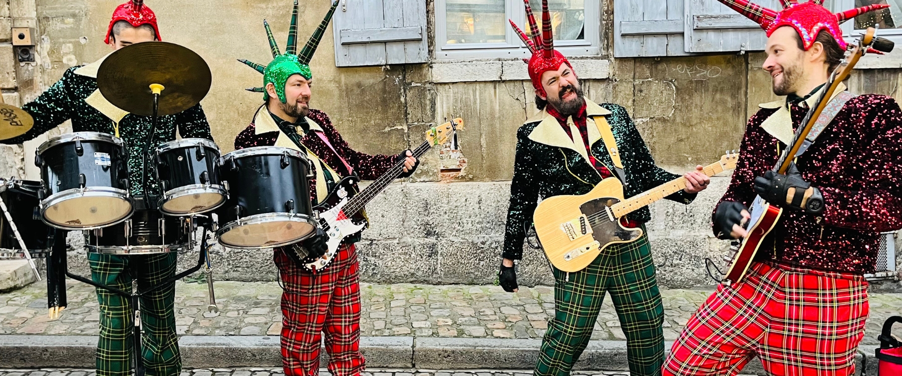 Une déambulation Noël en version rock ! Musiciens live, danseurs acrobates et costumes écossais pour une expérience musicale électrisante.