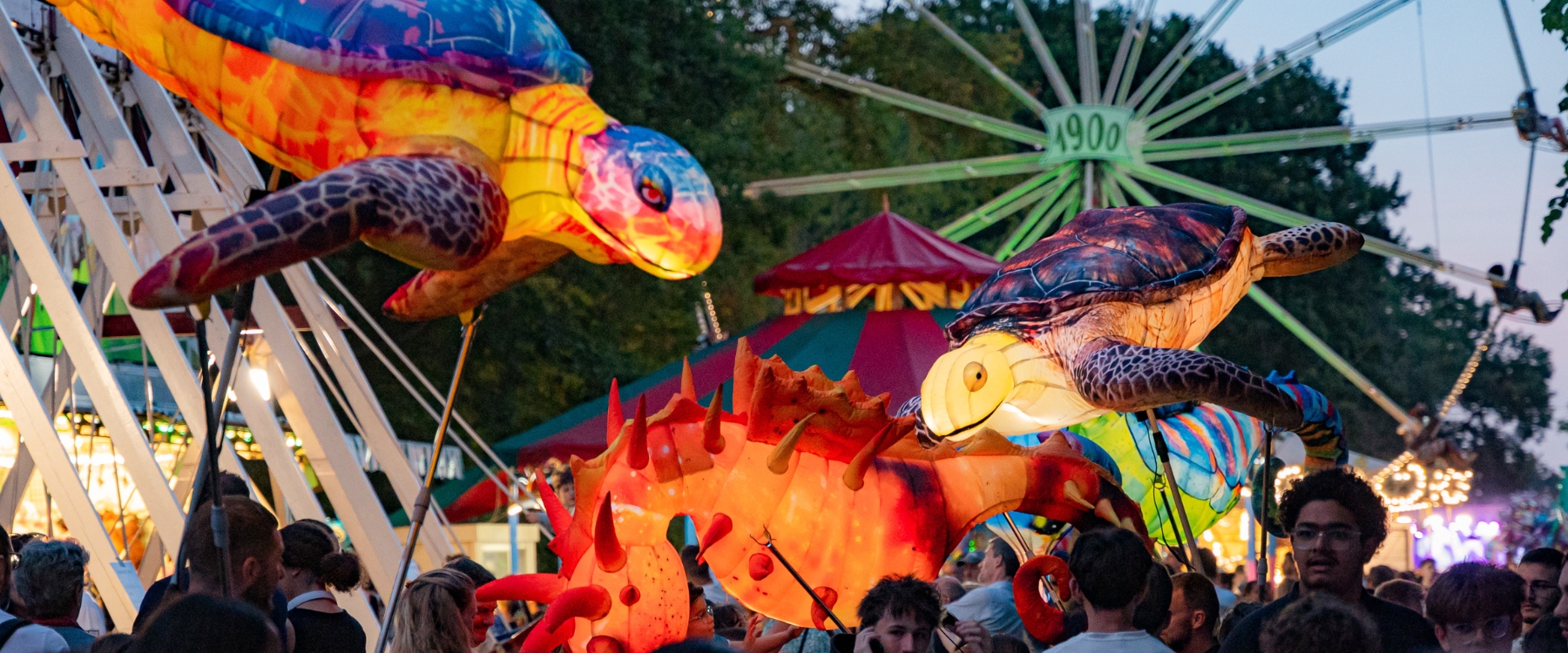 Une déambulation poétique avec hippocampes et tortues lumineux. Spectacle magique mêlant eau, lumière et émerveillement.