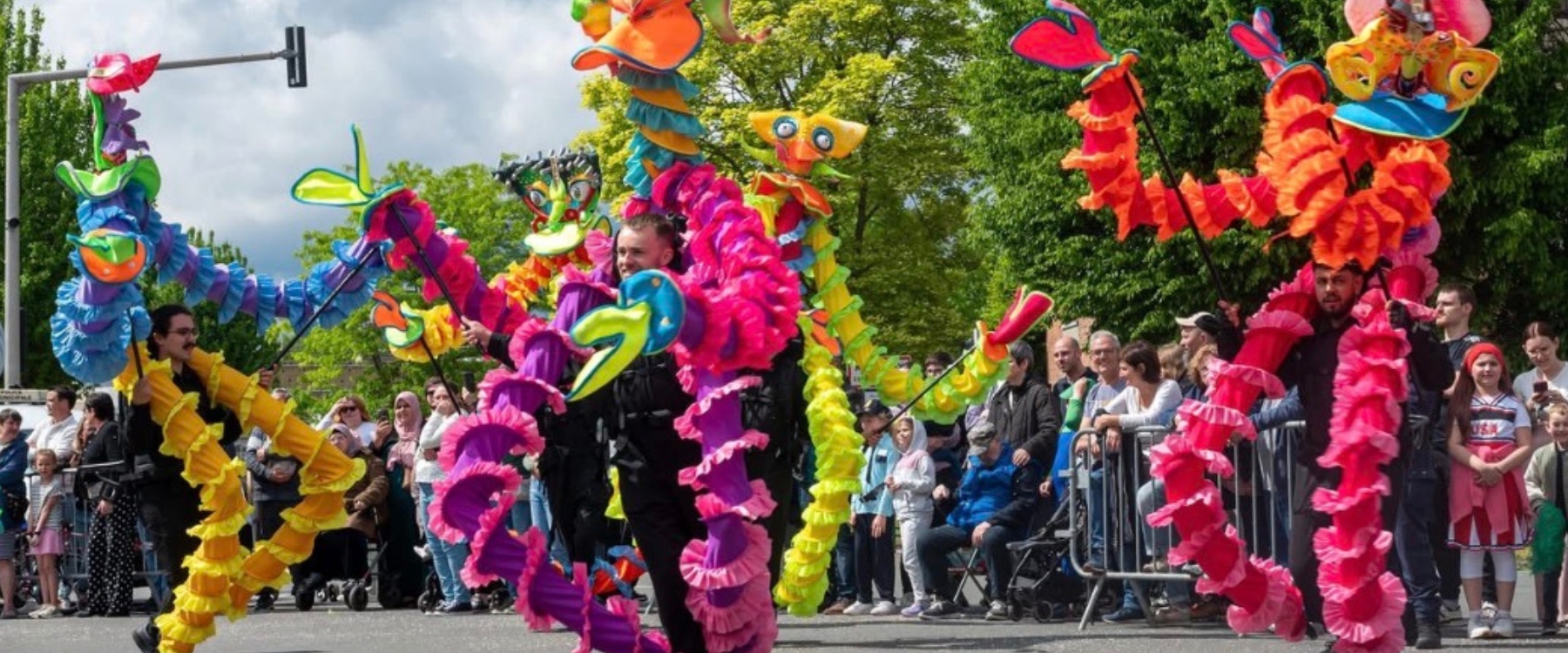 Une déambulation spectaculaire avec marionnettes géantes colorées. Musique moderne, énergie et magie pour transformer vos événements en fête.